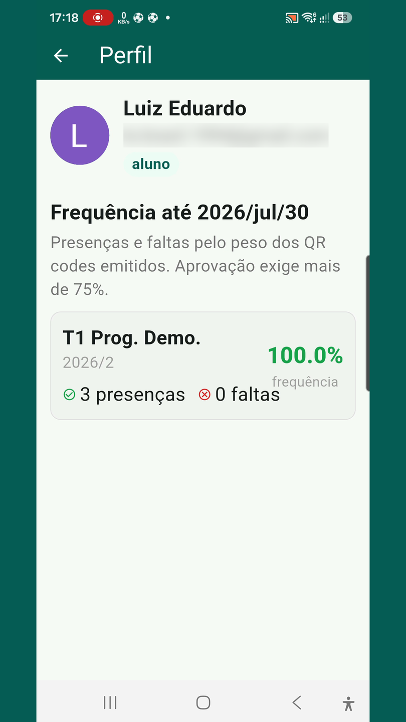 Tela de perfil do app do aluno: 'Frequência até 2026/jul/30', com o cartão da turma
                    T1 Prog. Demo. mostrando 3 presenças, 0 faltas e 100,0% de frequência.