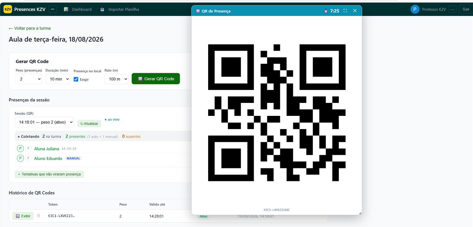 Painel do professor com a aula aberta: o quadro 'QR de Presença' exibe o código
                  em tela cheia com contagem regressiva, ao lado dos controles de
                  peso, duração, exigência de presença no local e raio, da lista de presenças ao
                  vivo e do histórico de QR codes emitidos.